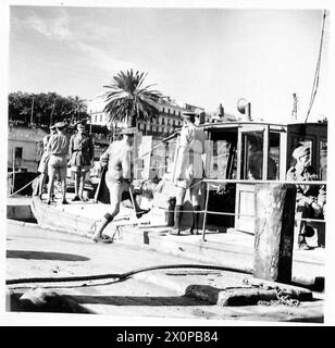 NORDAFRIKA : DIE MARINE DER ARMEE DIESE BILDER SOLLEN DIE GESCHICHTE EINES BEOBACHTERS VON LIEUT VERANSCHAULICHEN. HARVEY - Offiziere, die an Bord der 'Petela' gehen und zu einem Schiff im Hafen gebracht werden. Fotografisches negativ, britische Armee Stockfoto