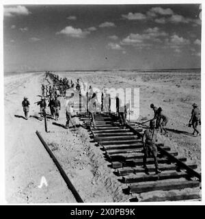 BILDER AUS DEM westlichen DESERTRAILWAY-BAU - Ein allgemeiner Blick auf die im Bau befindliche Bahn. Fotografisches negativ, britische Armee Stockfoto