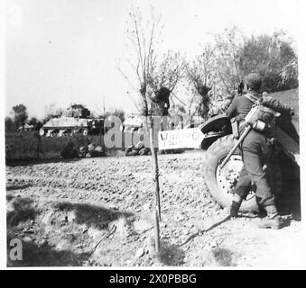 ACHTE ARMEE: JENSEITS DES FLUSSES SENIO - Infanterie ruhen neben Panzern aus, bevor sie sich in die Felder vor sich setzen. Fotografisches negativ, britische Armee Stockfoto