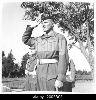 NORTH AFRICARASC ZEREMONIELLER MARSCH VORBEI - Major General Galloway feiert den Gruß an der marsch vorbei. Fotografisches negativ, britische Armee Stockfoto