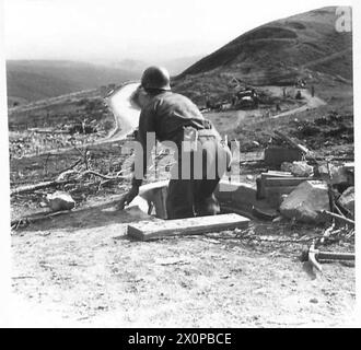 Ein US-amerikanischer Soldat verlässt ein deutsches Einzugsgebiet oberhalb der Route 65 im Futa Pass, einem feindlichen Stützpunkt. Stockfoto