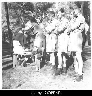 ERHOLUNGSHEIM IN NORDAFRIKA - Ein Friseur bei der Arbeit in den Pinienwäldern, in denen sich das Depot befindet. Fotografisches negativ, britische Armee Stockfoto