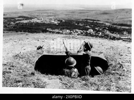 FOTOS, AUFGENOMMEN IN ZYPERN - ein weiterer Aussichtsposten, bemannt von Männern des zyprischen Regiments, fotografisches negativ, britische Armee Stockfoto