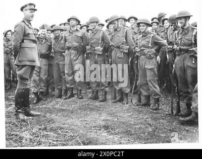 ULSTER HOME GUARD CAMP - Generalleutnant Franklyn spricht mit "Men of Down" über die Wichtigkeit der Home Guard Ausbildung. Fotografisches negativ, britische Armee Stockfoto