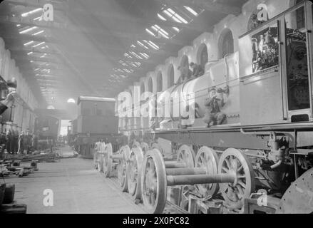 Allgemeine Ansicht einer britischen Lokomotivfabrik, die Männer bei der Arbeit an Lokomotiven, Rädern und Achsen in der Werkstatt 1945 zeigt. Stockfoto