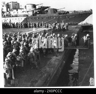 Soldaten der Polnischen Unabhängigen Karpaten-Brigade besteigen einen Zerstörer der Royal Navy in Alexandria. Die HMS Kingston (G64) liegt in der Nähe. Die Überführung nach Tobruk erfolgte am 19-28. August 1941 in sieben Konvois. Fotografisches negativ, polnische Armee, Royal Navy. Stockfoto