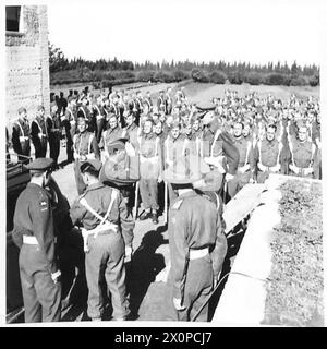 NORD-AFRICARASC-ZEREMONIALMARSCH VORBEI - der General grüßt nach Ansprache der Parade. Fotografisches negativ, britische Armee Stockfoto