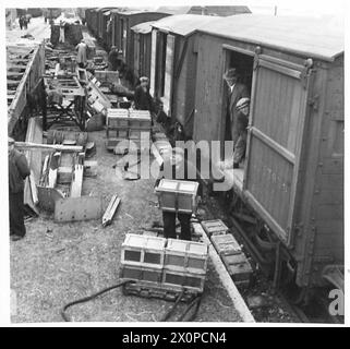 Compo-Pakete werden im Rahmen logistischer Operationen auf ein Schiff geladen, um Militärpersonal zu versorgen. Stockfoto