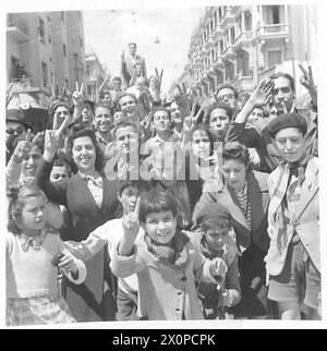 MAI 1943 ... WEITER NACH TUNIS - nur eine kleine Menschenmenge von vielen Hunderten von Menschen in Tunis, die unsere Truppen so toll willkommen geheißen haben. Fotografisches negativ, britische Armee Stockfoto