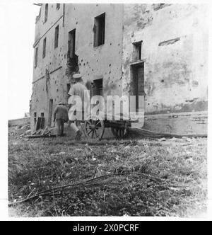 PREMIERMINISTER BESUCHT DIE ACHTE ARMEE - in Monte Maggiore angekommen, wird der Premierminister, gefolgt von General Alexander, gesehen, wie er auf ein fotografisches negativ der britischen Armee zuläuft Stockfoto