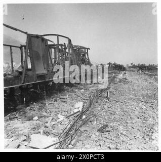 8. ARMEE: DIVERSE - Eine Reihe von Eisenbahnwaggons auf einem Anschlussgleis, mit deutscher Ausrüstung in den beschädigten LKWs verbrannt. Fotografisches negativ, britische Armee Stockfoto