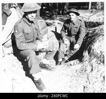 5. ARMEE: ANZIO BRIDGEHEADSOLDIER EX-MINER's OPINION OF MINERS' STRIKE - CPL. L. Lynan (links) von 160 Derby Road, Ripley, Derbyshire und L/CPL. S. Boardman von 13 Albion Street, Northgate, Wakefield. Lynan arbeitete für die Brittain Colliery, Ripley. Er war beim B.E.F. in Frankreich und Dünkirchen und Tunesien und landete in Italien. Seine Meinung war: „Vor dem Krieg hatte der Bergmann keinen rechtmäßigen Deal, und jetzt sieht er eine Chance, das zu bekommen, was er für seine Rechte hält. In einer kritischen Zeit wie dieser sollten Streiks jedoch nicht toleriert und Lohnerhöhungen verhandelt werden Stockfoto