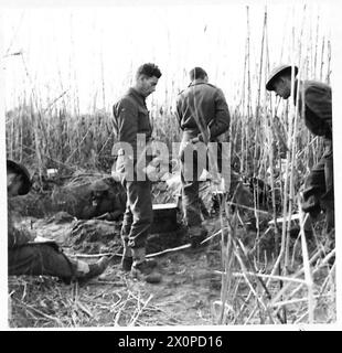 ITALIEN: FÜNFTE ARMYCROSSING DES FLUSSES GARIGLIANO - in einem taktischen Hauptquartier zwischen den Bambus am gegenüberliegenden Ufer des Flusses. Fotografisches negativ, britische Armee Stockfoto