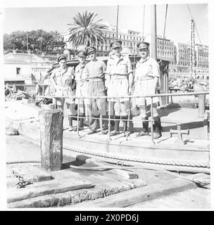 NORDAFRIKA : DIE MARINE DER ARMEE DIESE BILDER SOLLEN DIE GESCHICHTE EINES BEOBACHTERS VON LIEUT VERANSCHAULICHEN. HARVEY - Crew der 'Petela' an Deck. Von links nach rechts:- Pte. W. Fuller Pte. H. Gare Pte. T.W. Setford Sgt. T. Kent CPL. W. Lanigan. Fotografisches negativ, britische Armee Stockfoto