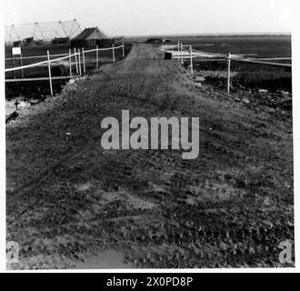Wege und Straßen führen zum Waffenpark einer schweren Flugabwehrbatterie in der Nähe von Orford. Beschilderung weist die Streckendisziplin an, und ein Kreisverkehr steuert den Verkehr. Fotografisches negativ. Stockfoto