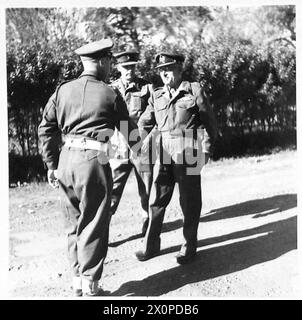 NORTH AFRICAINSPECTION VON DMS APHQ DES MEDIZINISCHEN DIENSTES : 1 PANZERDIVISION - nach Inspektion der Ehrenwache trifft Generalmajor Cowell auf Lieut. Colonel J.R. Robertson, O.C. X-Feldambulanz. Fotografisches negativ, britische Armee Stockfoto