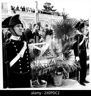 ERSTE BILDER DES KÖNIGS VON ITALIEN - König Victor Emanuel, der sich mit Erzbischof Francesco Petronill unterhält. Fotografisches negativ, britische Armee Stockfoto