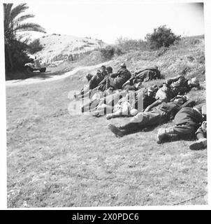 MIT Einer HIGHLAND-DIVISION IN DER MARETH-LINIE - italienische Gefangene wurden von Patrouillen in der Mareth-Linie gefangen genommen. Fotografisches negativ, britische Armee Stockfoto