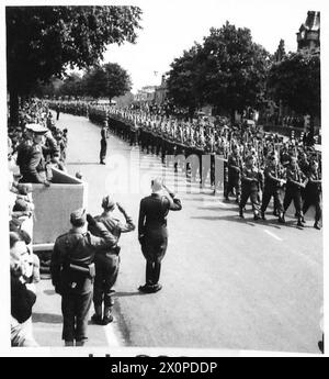 Foto von Truppen der 1. Gewehrbrigade, die während der Feierlichkeiten zum polnischen Armeetag durch Biggar marschierten, wobei General Władysław Sikorski und britische Armeeoffiziere einen Gruß erhielten. Stockfoto
