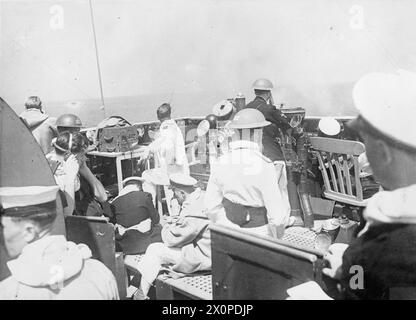 Die HMS Dido führte mit amerikanischer Zerstörer-Eskorte während des italienischen Vormarsches am 12. Mai 1944 ein schikanierendes Feuer auf feindliche Artillerie in den Gebieten Terracina und Gaeta durch; ein Geschützoffizier leitete das Feuer von der Brücke aus. Stockfoto