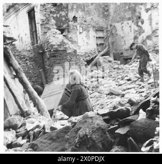 ITALIEN: 8. DORF DER ARMYFRONT-LINIE - Italiang, der Güter und Güter aus den Ruinen ihrer Häuser rettet. Fotografisches negativ, britische Armee Stockfoto