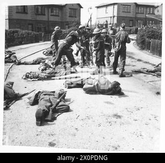 Fotografisches negativ, das eine Heimwache-Übung mit Straßenkämpfen in Vorstädten zeigt, wo Angreifer mit Stahlhelmen von verteidigenden Kräften konfrontiert werden. Stockfoto