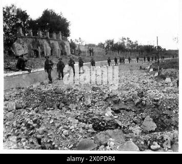 Fotografisches negativ, das die Seaforth Highlanders Kanadas bei Ortona unter Deckung vorrücken, um die feindliche Verteidigung während der Achten Armee-Operationen in Italien zu untersuchen. Stockfoto