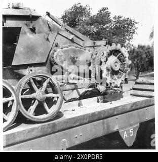 FÜNFTE ARMEE : ANZIO BRÜCKENKOPF ERSTER FUNKGESTEUERTER PANZER, DER VON DEN VERBÜNDETEN GEFANGEN GENOMMEN WIRD - rechte Seite, vorderes Ende, mit dem fotografischen negativ des Antriebskettenrads, British Army Stockfoto