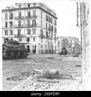 ITALIEN: 8. ARMEEEINTRITT IN ORTONA - Infanterie und Panzer suchen Scharfschützennetze. Fotografisches negativ, britische Armee Stockfoto