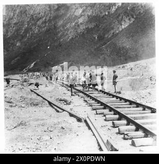 ITALIEN : EISENBAHNUMBAU DURCH DEUTSCHE - Eine deutsche Reparaturbande am Bau der Eisenbahnstrecke. Der Boden auf beiden Seiten der Schiene ist mit Bombenlöchern versehen. Fotografisches negativ, britische Armee Stockfoto