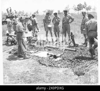 ACHTE ARMEE: GENERAL LEESE BESUCHT DIE AUSSTELLUNG FEINDLICHER AUSRÜSTUNG - Soldaten untersuchen Mörser und kleinere Infanteriewaffen, die vom Feind benutzt werden. Fotografisches negativ, britische Armee Stockfoto