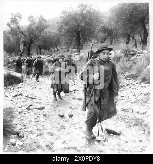 ITALIEN : FÜNFTER ARMYTHE ANGRIFF AUF MOUNT CAMINO - London Schottische Infanterie ziehen die Hänge des Mt. Camino, um Positionen zu übernehmen. Fotografisches negativ, britische Armee Stockfoto