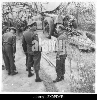 ITALIEN : ACHTER ARMYGENERAL LEESE BESUCHT ARTILLERIESTANDORTE - General Leese spricht mit Sgt. S.G. Swain von 15, King's Street, Stoney Stratford, auf einem 7,2 Zoll. gunsite. Fotografisches negativ, britische Armee Stockfoto