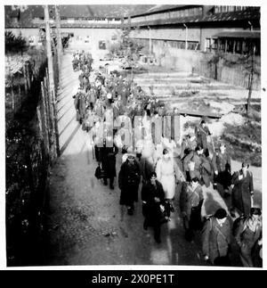 P.O.W.-LEBEN IN DEUTSCHLAND - auf Wiedersehen zum POW-Leben. Britische Offiziere verlassen Oflag 79 nach Hause. Fotografisches negativ, britische Armee, 21. Armeegruppe Stockfoto