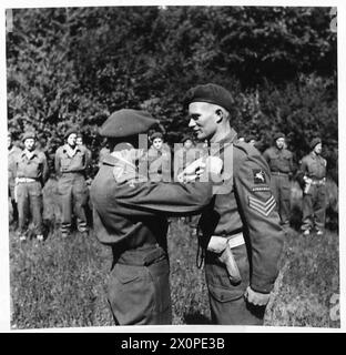 Foto: General Montgomery überreichte die Militärmedaille an Sergeant W. Irving von der 3. Fallschirmgeschwader, Royal Engineers. Das Bild ist ein fotografisches negativ der britischen Armee. Stockfoto