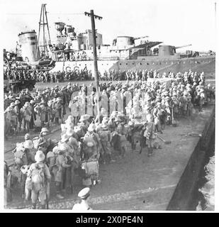 Soldaten der Polnischen Independent Carpaten Rifles Brigade besteigen einen Zerstörer der Royal Navy in Alexandria; die HMS Kingston (G64) ist sichtbar. Die Brigade wurde vom 19. Bis 28. August 1941 in sieben Konvois nach Tobruk verlegt. Stockfoto