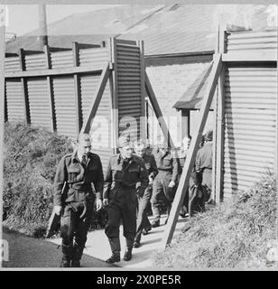 Piloten eines polnischen Jagdgeschwaders verlassen den Briefing Room, nachdem sie im Oktober 1941 Anweisungen für eine Tageslichtfederung erhalten hatten. Stockfoto