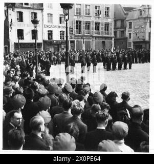 BÜRGERMEISTER VON BOULOGNE NIMMT AN SEINER ERSTEN ÖFFENTLICHEN ZEREMONIE TEIL. - Die Szene auf dem Marktplatz vor dem Rathaus von Boulogne, zeigt die Ehrenposition mit dem FFI-Fotonegativ, britische Armee, 21. Armeegruppe Stockfoto