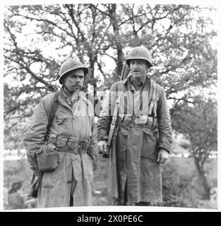 DIE 2. FRANZÖSISCHE MAROKKANISCHE DIVISION UNTER GENERAL DODY ENTLASTET DIE 34. US-DIVISION AN DER ITALIENISCHEN FRONT – französische und amerikanische Verbündete treffen sich im Feld. Fotografisches negativ, britische Armee Stockfoto