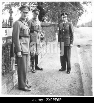 HERZOG VON KENT INSPIZIERT ROYAL FUSILIERS - den Herzog mit hohen Offizieren. Fotografisches negativ, britische Armee Stockfoto