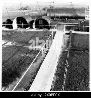 Wege und Straßen führen zum Waffenpark eines H.A.A. Battery-Standorts in der Nähe von Orford, wo eine Streckendisziplin und ein Kreisverkehr für das Verkehrsmanagement angezeigt werden. Fotografisches negativ, britische Armee. Stockfoto