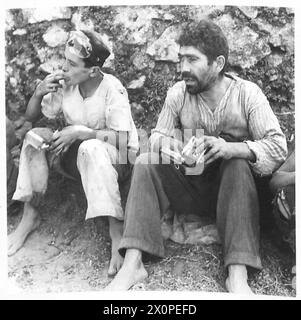 Die Soldaten der Fünften Armee genießen während der Invasion Italiens Rationen aus Dosen, die die Praxis der Feldernährung widerspiegeln. Stockfoto