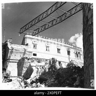 INVASION ITALIENS BAU DER BAILEY-BRÜCKE - das Skelett der Bailey-Brücke geht über die Lücke hinaus. Fotografisches negativ, britische Armee Stockfoto