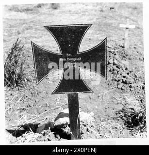 MAI 1943 ... WEITER NACH TUNIS - Ein deutsches Kreuz auf einem der Gräber. Fotografisches negativ, britische Armee Stockfoto