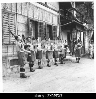 Generalleutnant Keightley trifft auf russische Generäle, während die Pfeifenband der 2. London Irish Rifles während des offiziellen Besuchs auftritt. Fotografisches negativ von der britischen Armee. Stockfoto