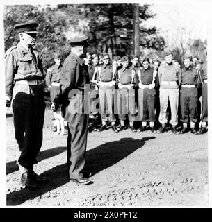 NORTH AFRICAINSPECTION VON DMS APHQ DES MEDIZINISCHEN DIENSTES : 1 PANZERDIVISION - Major General Cowell in seiner Rede lobt die Arbeit der Offiziere und Männer der 'X' Feldambulanz. Fotografisches negativ, britische Armee Stockfoto