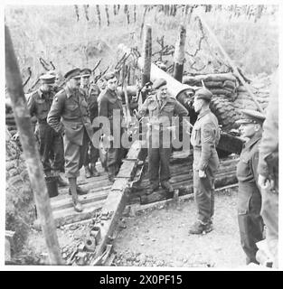 ITALIEN : ACHTER ARMYGENERAL LEESE BESUCHT ARTILLERIESTANDORTE - General Leese spricht mit Bdr. Pickett von 25 Bracey Street, Hornsey Road, London, auf einer gunsite des 4 Medium Regiment, R.A. Photographic negative, British Army Stockfoto