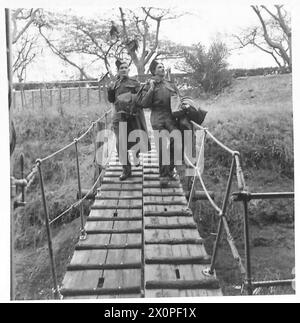 NIL VERLÄSST DAS BOOT FÜR „ANDERE RÄNGE“ DES ROYAL CORPS OF SIGNALS - die beiden Signalgeber gehen die Gangway der „Arabien“ hinunter. Fotografisches negativ, britische Armee Stockfoto