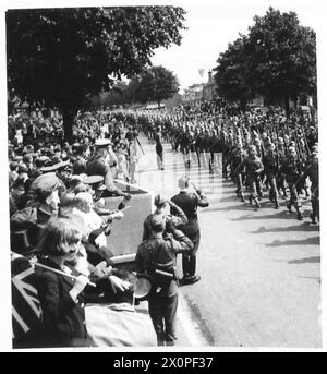 Die Truppen der 1. Schützenbrigade (1. Polnisches Korps) marschierten während des Polnischen Armeetages am 15. August 1940 durch Biggar und erhielten einen Gruß von General Władysław Sikorski und hochrangigen britischen Armeeoffizieren. Fotografisches negativ. Stockfoto