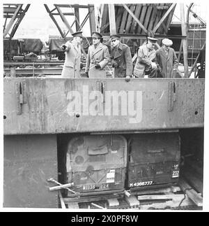 HAUPTKOMMANDEUR DER TRUPPEN BESUCHT SCHOTTLAND - ein interessanter Punkt wird dem C-in-C erklärt, als Kriegsmaterial in den Laderaum eines Schiffes abgesenkt wird. Fotografisches negativ, britische Armee Stockfoto